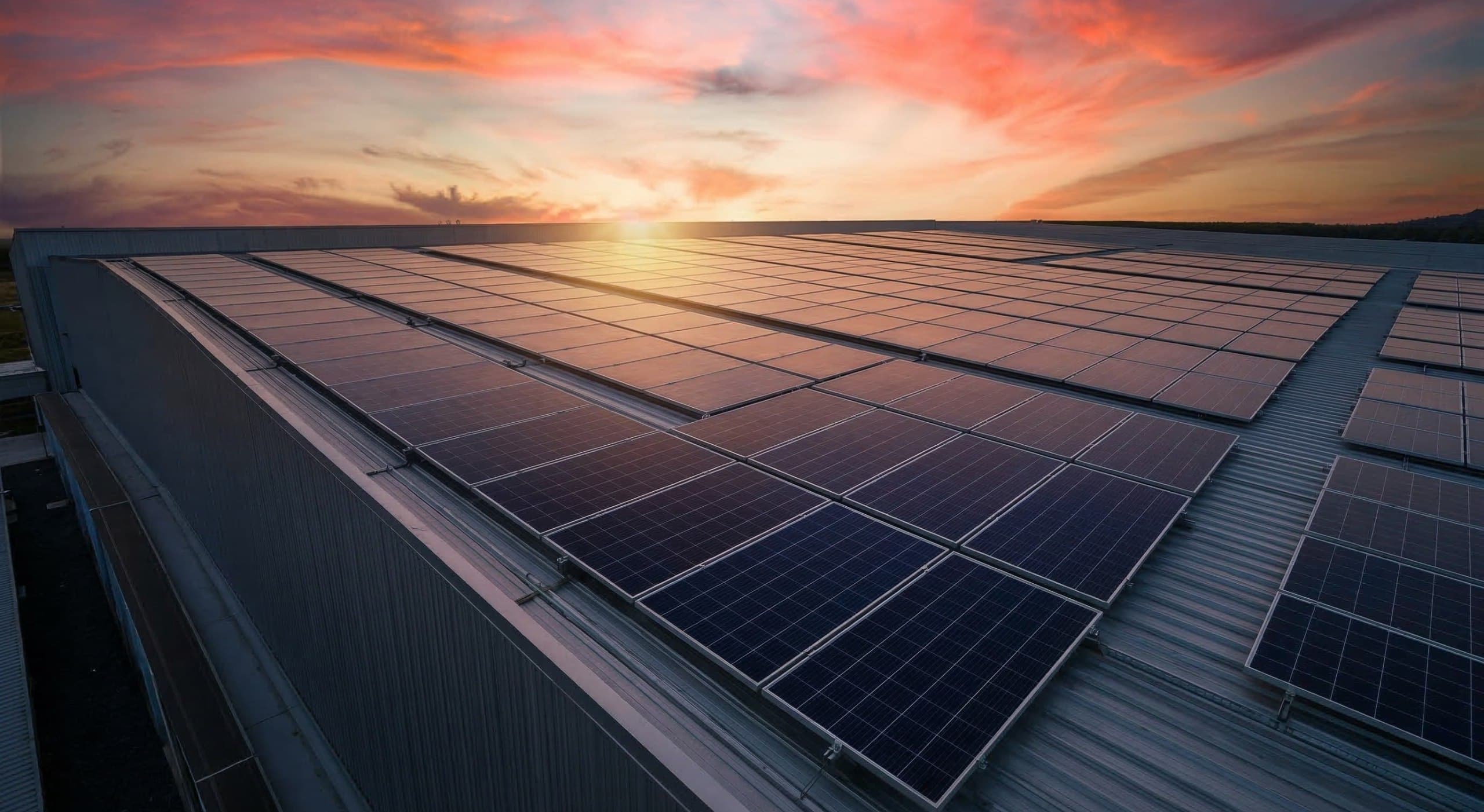 Instalación de paneles solares en cubierta industrial